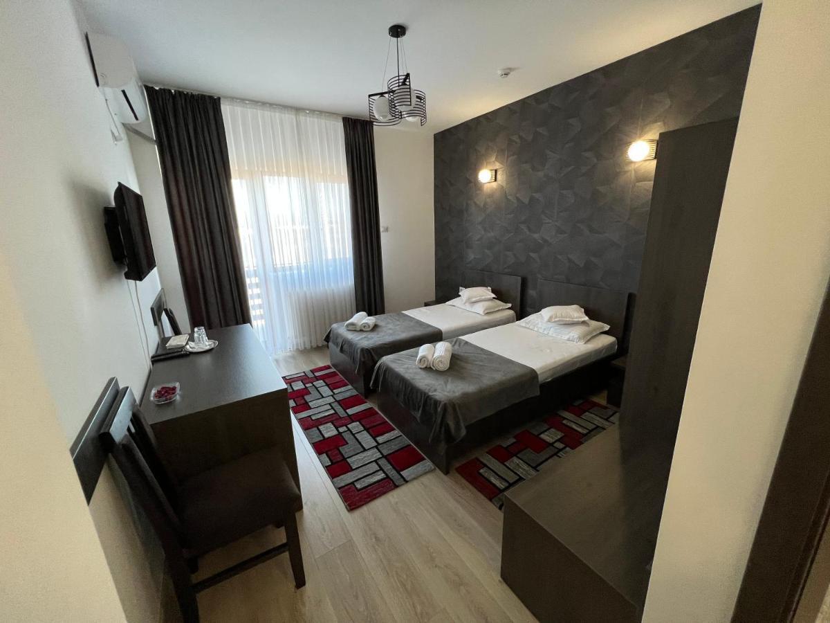 Motel Infinit Тиргу-Жіу Екстер'єр фото